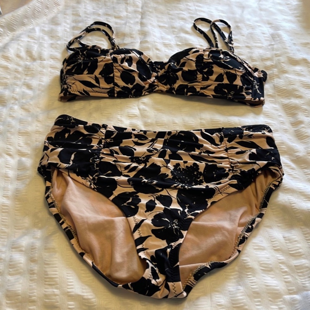 Jantzen bikini size 12 top and 10 bottom.  Black and pink floral.  Like new